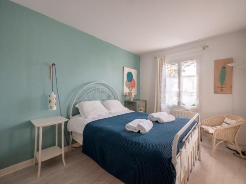 圣克莱门特德巴Jolie maison familiale a Saint Clement des Baleines的一间卧室配有一张床,上面有两条毛巾