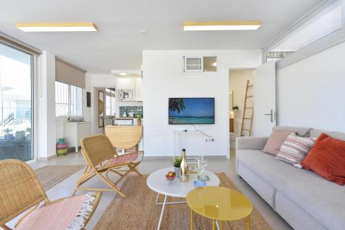 圣阿古斯丁Apartment La Maresia CB9A by VillaGranCanaria的客厅配有沙发、椅子和桌子
