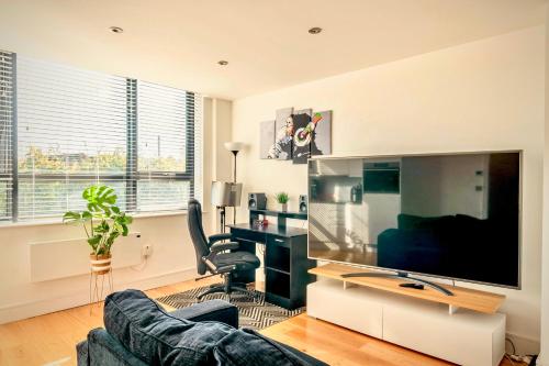 海华德希思Comfort Stay Apartment - Haywards Heath的带沙发和大屏幕电视的客厅