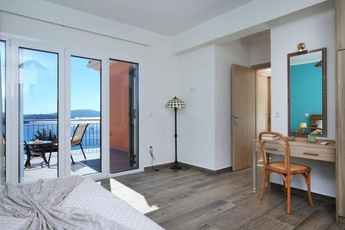 奈德里Villa Melias, luxurious villa with superb view of the islands, 400 m from the sea的卧室配有一张床和一张桌子及椅子