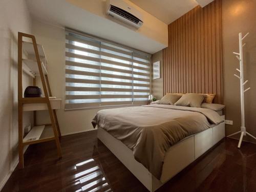 马尼拉Homey 1 Bedroom Unit at Air Residences的一间卧室设有一张大床和一个窗户。