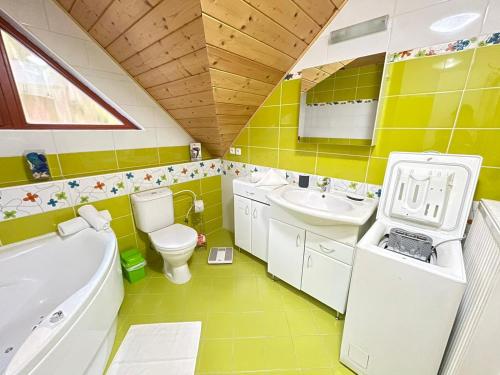 道尼库宾Chata Marína a Matej Kubínska hoľa的黄色的浴室设有水槽、卫生间和浴缸。