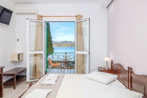 尼基亚娜费尔吉纳星级酒店的一间卧室配有一张床,享有海景