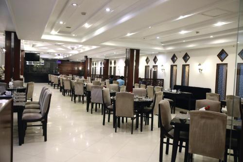 伊斯兰堡Hotel Hillview Islamabad的用餐室配有桌椅