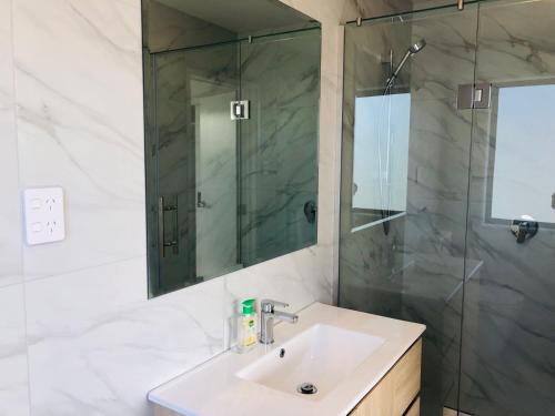 奥克兰Modern & Luxurious Home 3的一间带水槽和淋浴的浴室