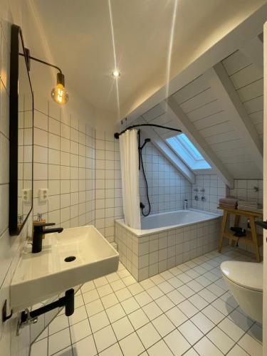格雷茨里德Gemütliches Loft的浴室配有盥洗盆和浴缸。