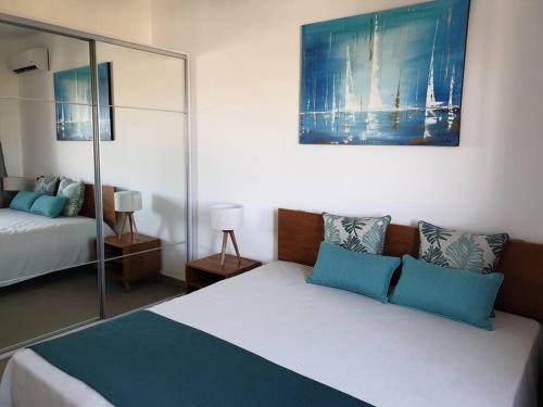 佩雷贝勒Penthouse vue sur mer 200m2的一间卧室配有一张带蓝色枕头的床。