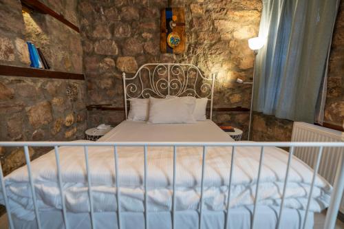 科尼亚科尼亚高酒店的石墙房间内的一张床位