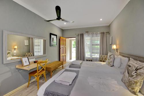 卡萨内江景山林小屋的卧室配有一张白色大床和一张书桌