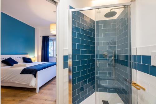 罗马Bed & Breakfast Across The Room(e)的卧室配有蓝色瓷砖淋浴和床