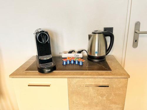 杜塞尔多夫Apartment nähe Flughafen DUS的厨房柜台配有咖啡壶和搅拌机