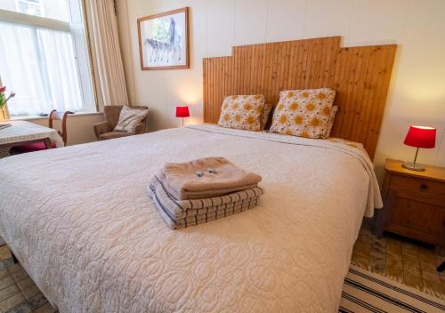 塞罗斯凯尔克Searose B@B的一间卧室配有一张大床和木制床头板