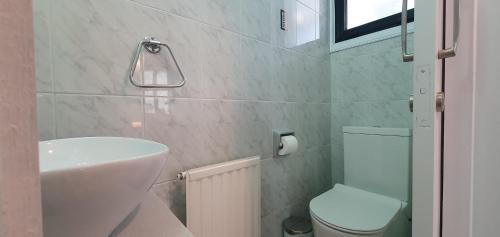 普拉特斯Phaedrus Living: Luxury Maisonette Platres的白色的浴室设有卫生间和水槽。