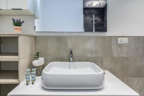 米兰BePlace Apartments in Isola的客房内的白色盥洗盆浴室