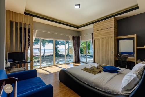 沙敦帕纳姆度假村的一间卧室设有一张大床和一个大窗户
