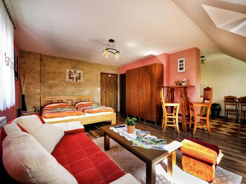 赫拉布斯拉吉别墅酒店的带沙发、床和桌子的客厅