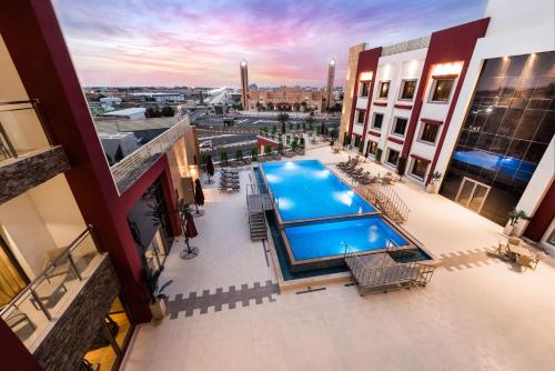 阿古拉耶特Best Western Plus Al Qurayyat City Center的享有大楼游泳池的顶部景致