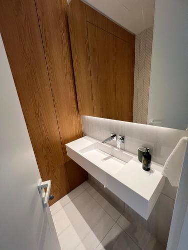 利马索尔Beachfront Boutique Residence的浴室设有白色水槽和镜子