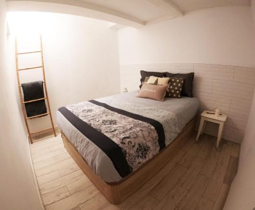 大加那利岛拉斯帕尔马斯La casa de la playa的一间卧室设有一张大床,铺有木地板