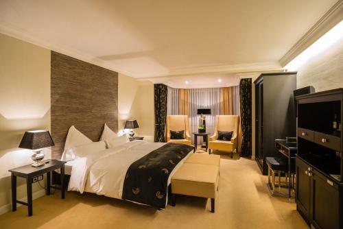 汉堡泽培林汉堡酒店的酒店客房,配有床和电视