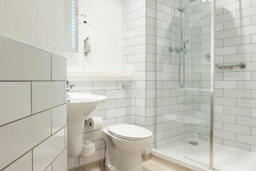 昆斯费里The Hawes Inn by Innkeeper's Collection的白色的浴室设有卫生间和淋浴。
