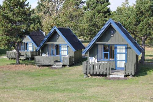 内克瑟Nexø Camping & Cabins的公园里的一排小屋