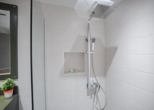 Jabal Al AkhdarGreen View Hotel, Jabal Akhdar的浴室铺有白色瓷砖,设有淋浴。