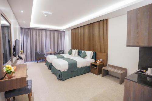 Jabal Al AkhdarGreen View Hotel, Jabal Akhdar的酒店客房,配有床和电视