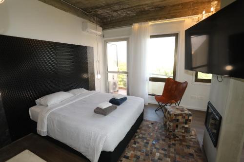 尼科西亚GR市中心公寓的一间卧室设有一张床和一个大窗户