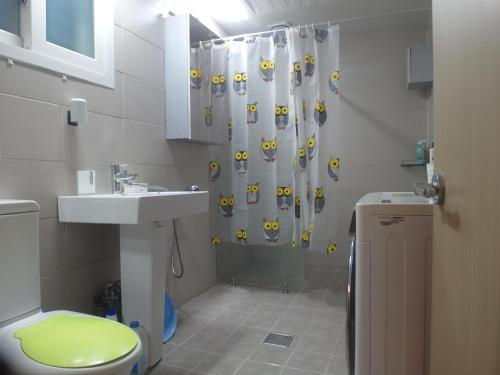 首尔kbook9的浴室设有淋浴帘、卫生间和水槽