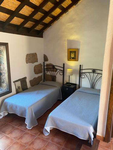 圣米格尔德阿沃纳维拉德拉霍亚乡村旅馆的一间卧室,配有两张床