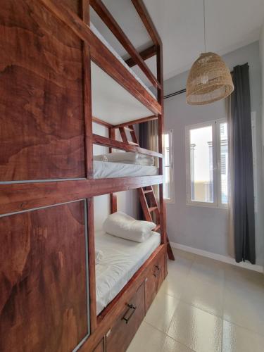 大加那利岛拉斯帕尔马斯Compass House的客房设有两张双层床和一扇窗户。