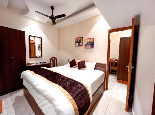 Hotel Joylife- Chottu Ram Chowk Rohtak Haryana客房内的一张或多张床位
