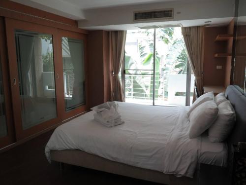 Makkasan4B-Lovely 2 Bedrooms Bangkok Downtownbtsmrtboat的一间卧室设有一张大床和大窗户