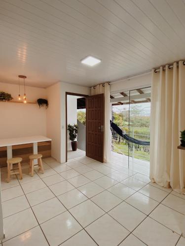 弗洛里亚诺波利斯Casa Rio Tavares - 3min da praia - Pico da Cruz的客厅配有桌子和窗户
