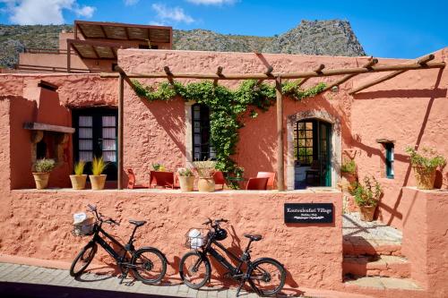 赫索尼索斯科图洛法里村庄假日俱乐部酒店的停放在大楼前的两辆自行车