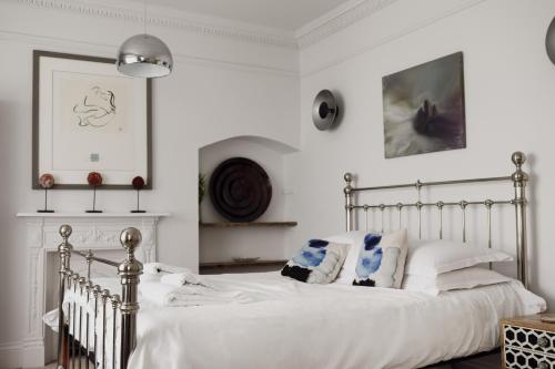 佩文西Beautiful 4 Bed Beach House的一间卧室配有带白色床单和枕头的床。