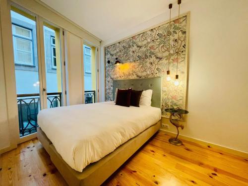 波尔图Oporto Chic & Cozy - Mercadores的一间卧室设有一张大床和一扇窗户