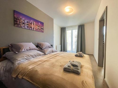 布拉格Apartments / 10 min from center / O2 ARENA的一间卧室配有带毛巾的床
