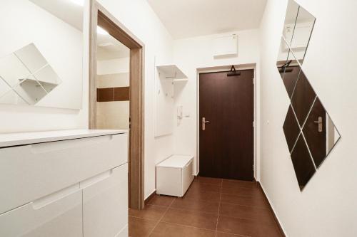 布拉格Apartments / 10 min from center / O2 ARENA的走廊,门通往房间
