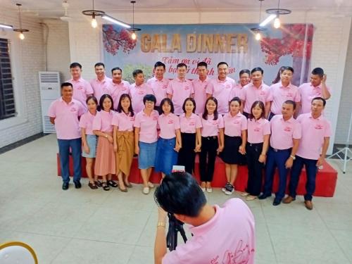 宁平Mai Home Ninh Bình的一群穿着粉色衬衫的人,为一张照片着假扮