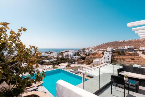 普拉迪斯亚罗斯Mr & Mrs White Mykonos的阳台享有泳池景