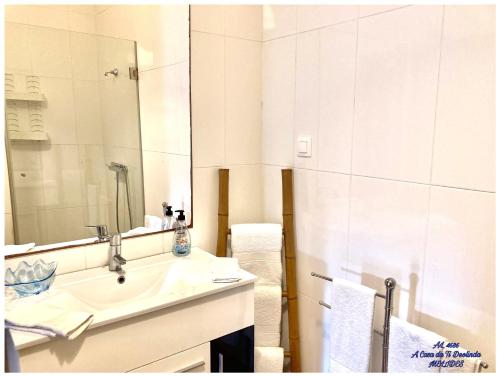 梅利迪什A Casa da Ti Deolinda的白色的浴室设有水槽和镜子
