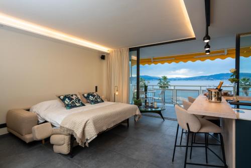 戛纳Palm croisette front de mer1的一间卧室设有一张床和一个美景阳台