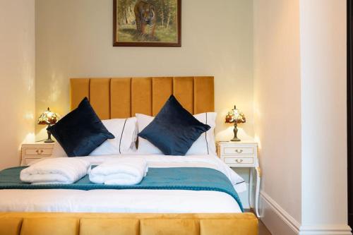 荷尼湾Stylish Beachfront Bolthole with Stunning Sea Views and Luxury Touches的一间卧室配有一张带蓝色和白色枕头的床