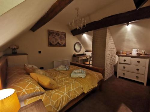 布由德利Riverside 2 bed apartment Bewdley Worcestershire的一间卧室配有一张带黄色枕头的床