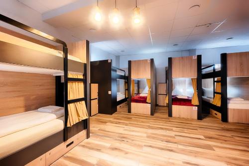 汉堡Hostel Westlight的一间设有一张双层床的房间