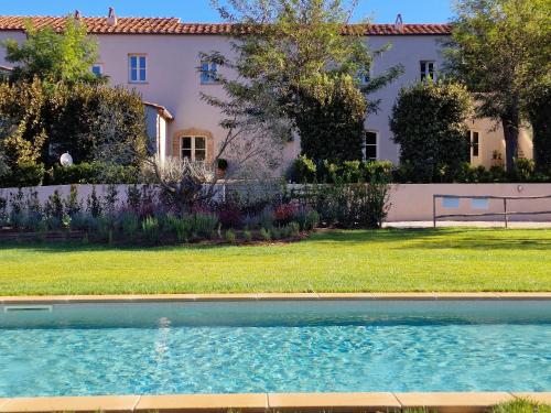 费拉约港Tenuta Santa Caterina的庭院前带游泳池的房子