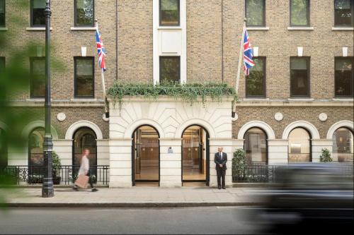 伦敦考莫哈尔金酒店的站在建筑物前的男女