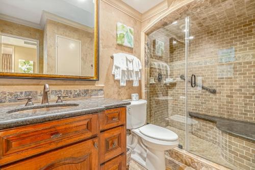 加尔维斯敦Gulf Overlook San Luis Resort 1035的浴室配有卫生间、淋浴和盥洗盆。
